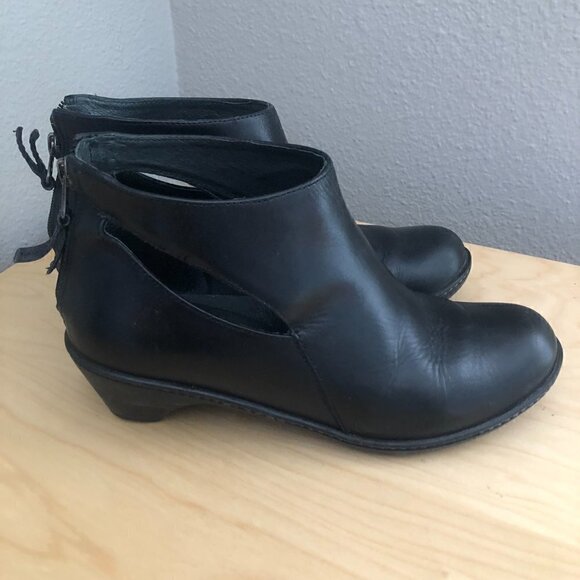 Danso Bonita Heeled Ankle Bootie - Picture 3 of 13